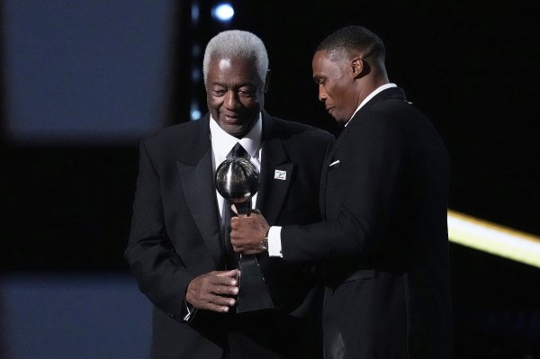 The third person in NBA history! Westbrook presents Arthur Ash Trophy of Courage to Big O